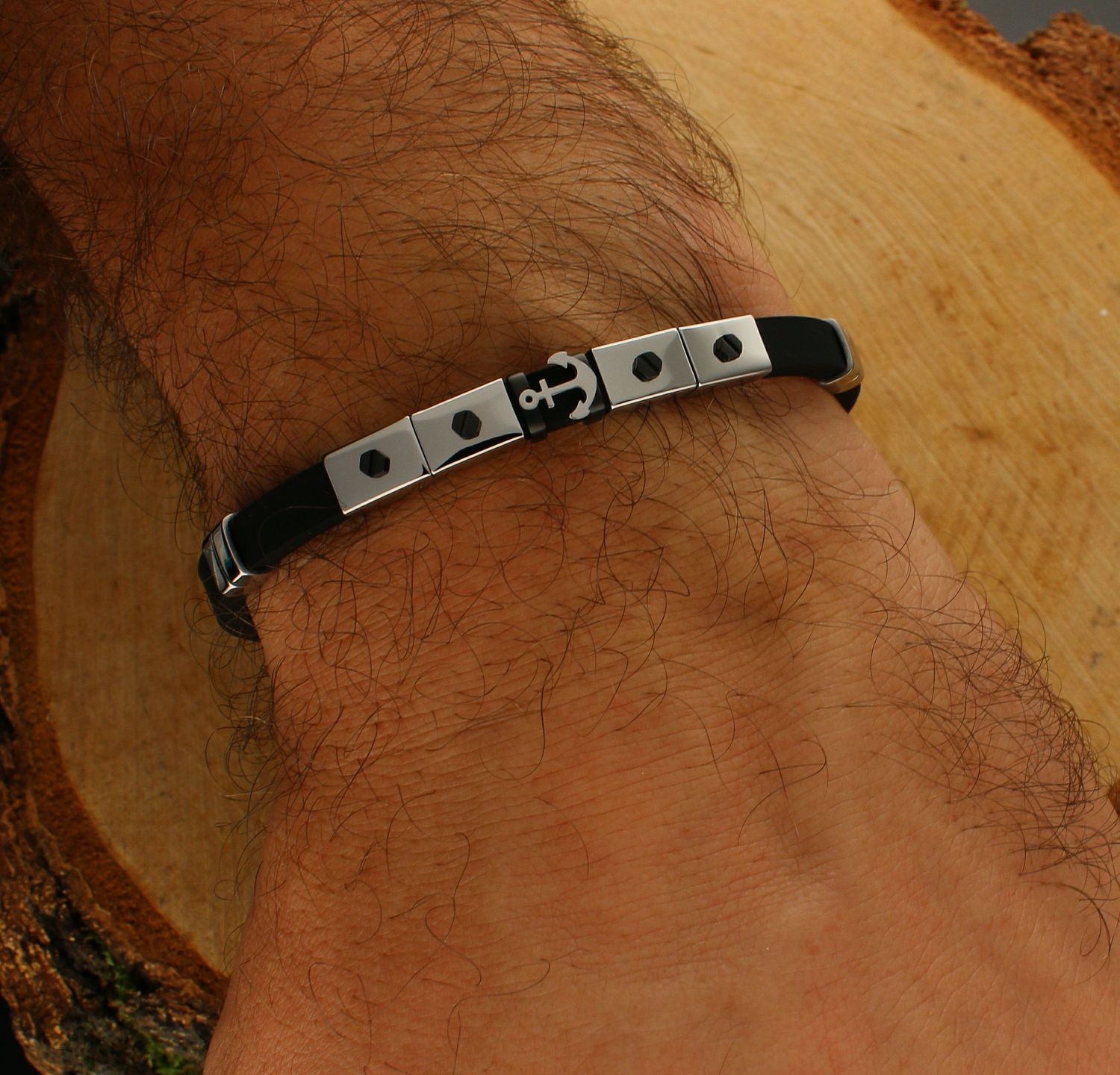 Bransoletka męska Nomination City z kotwicą 028811 002. Bransoletka w kolorze czarnym wykonana z kauczuku i stali szlachetnej 316L.  Czerń pasuje do każdego koloru, tak więc bransoletka jest poprzez swój kolor uniwersalna .jpg